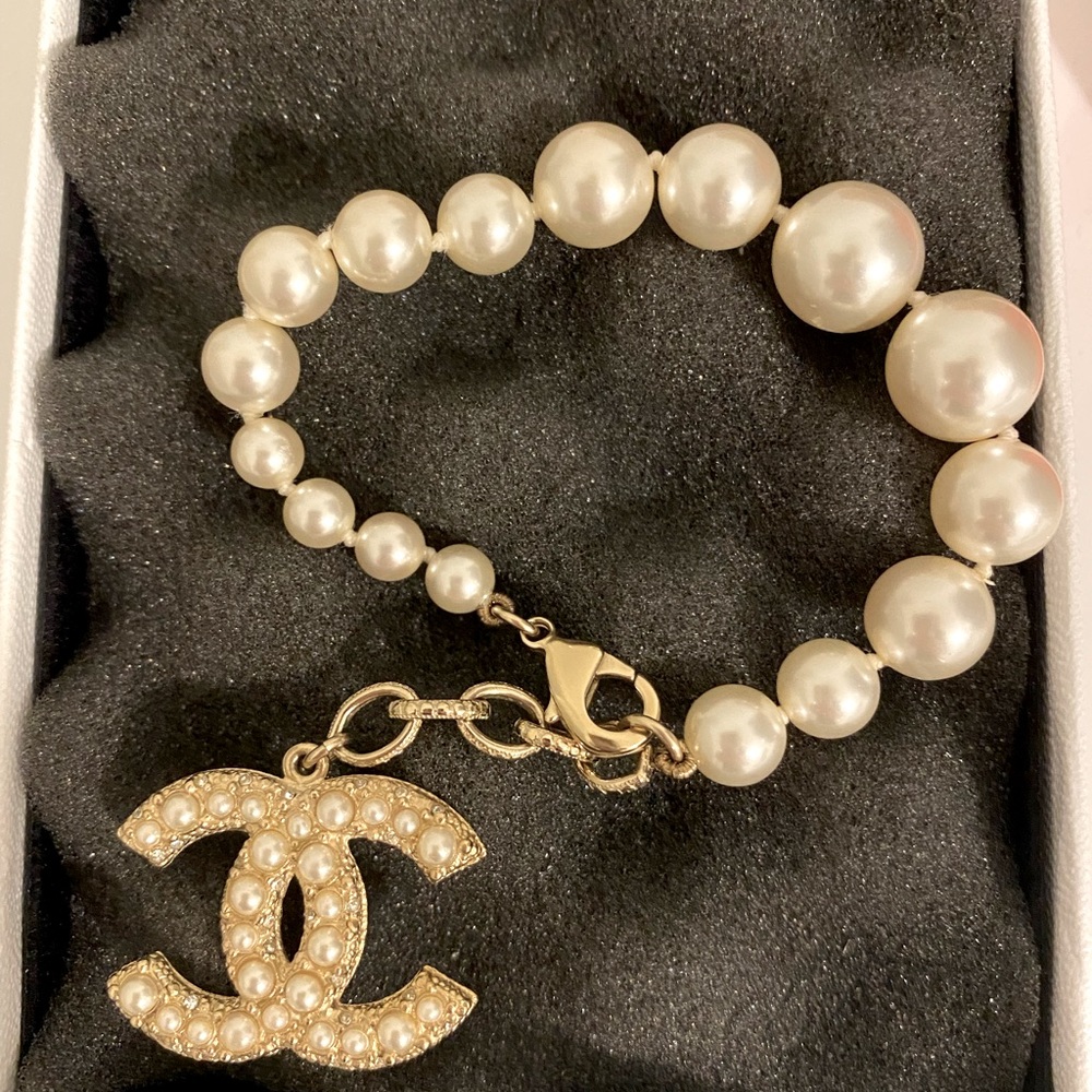 CHANEL Graduated Pearl Bracelet with CC pendant